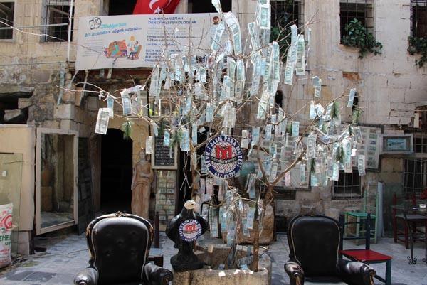 <p>Şimdi dünya borsası bile buradan daha ağır işliyor. 3 tonu geçtik, hedefimiz bu yıl 4 tona ulaşmak. En son bize gelen para da bir ada ülkesi olan Macau'dan. Türkiye'de sağ olsun pilotlarımız bu konuda çok duyarlılar. </p>
