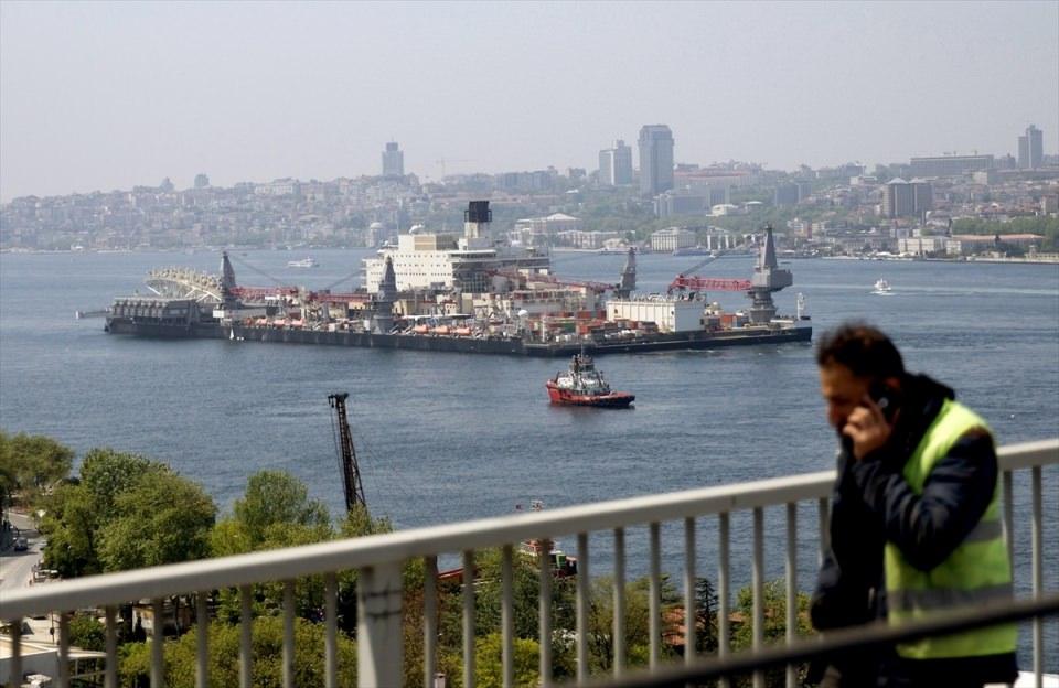 <p>Dünyanın en büyük inşaat gemisi olan, TürkAkım Doğalgaz Boru Hattı'nın derin sulardaki kısmını döşemek üzere 40 milletten 562 kişinin görev yaptığı Pioneering Spirit, İstanbul Boğazı'ndan geçti. </p>
