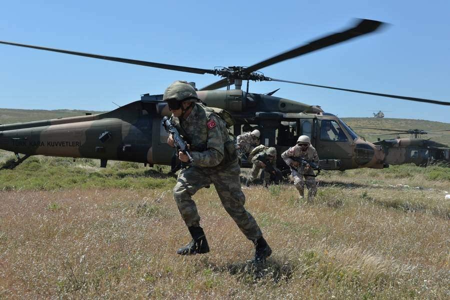 <p>"EFES 2018 Tatbikatı kapsamında ülkemize gelen dost ve müttefik ülke unsurlarının katılımıyla şu ana kadar; hava hücum harekâtı, amfibi harekât ve bot eğitimleri gerçekleştirilmiştir.</p>
<p> </p>