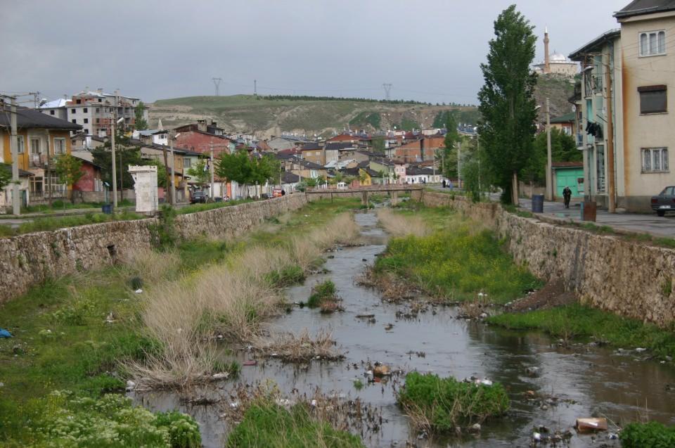 <p>Derenin içerisini komple ıslah ederek, 200 metrede bir suyu şişirerek dolu bir akan ırmak görüntüsü ortaya çıkardık. Etrafında yeşil alanlar, rekreasyon alanları, kafeler oluşturduk. </p>
