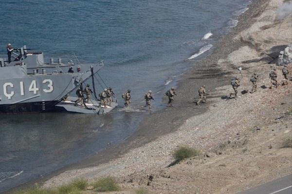 <p>Türk ve Amerikan deniz kuvvetleri çıkarmaya birlikte katıldı.</p>
<p> </p>