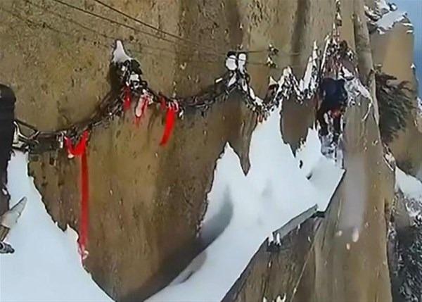 <p>Çin'deki Hua shan Dağı pek çok turistin uğrak yürüyüş parkurlarından biri. Fakat bu dar tahtaları kardan temizlemek için çalışan işçiler,görenleri hayrete düşürüyor. </p>
<p> </p>