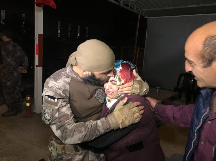 <p>Türk Silahlı Kuvvetleri tarafından Suriye'de yürütülen Zeytin Dalı Harekatı'na katılan Bursa Emniyeti'ne bağlı Polis Özel Harekat ekibi, Türkiye'ye döndü. Kahraman Mehmetçik'i aileleri gözyaşları içinde karşıladı.</p>

<p> </p>
