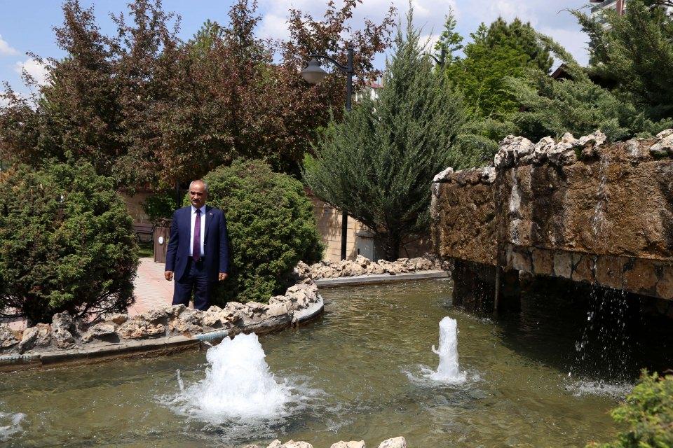 <p>Sivas Belediyesi, kentin ortasından geçen ve bir zamanlar içerisinde eski araç lastiklerinin atıldığı, kamyonlar dolusu çöp çıkarılan, yaydığı kötü koku ve görüntü kirliliği nedeniyle vatandaşların tepkisi çeken Mısmılırmak Deresi'ni ıslah edilmesi, çeşitli sosyal alanların yapılması ve son olarak da ışıklandırma çalışmasıyla kentin "nazar boncuğu" haline dönüştürdü.</p>
