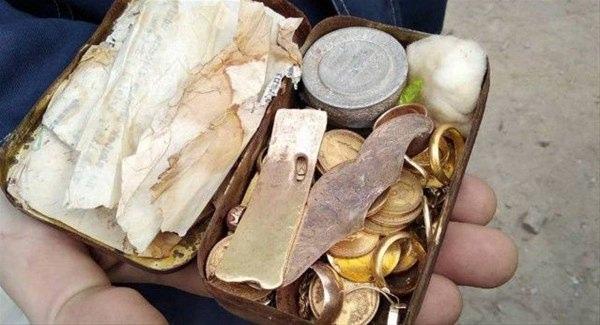 <p>Arkeoloji Müzesi çalışanları gelip çıkanları incelemeye başladı. Kutuda Rus İmparatorluğuna ait altınlar, paralar ve belgeler bulundu.</p>

<p> </p>
