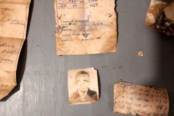 <p>Cüzdanda bazı fotoğraflarla belgeler bulundu. 1985 tarihli belgelerin açıklanması için araştırmalar yapılıyor.</p>

<p> </p>
