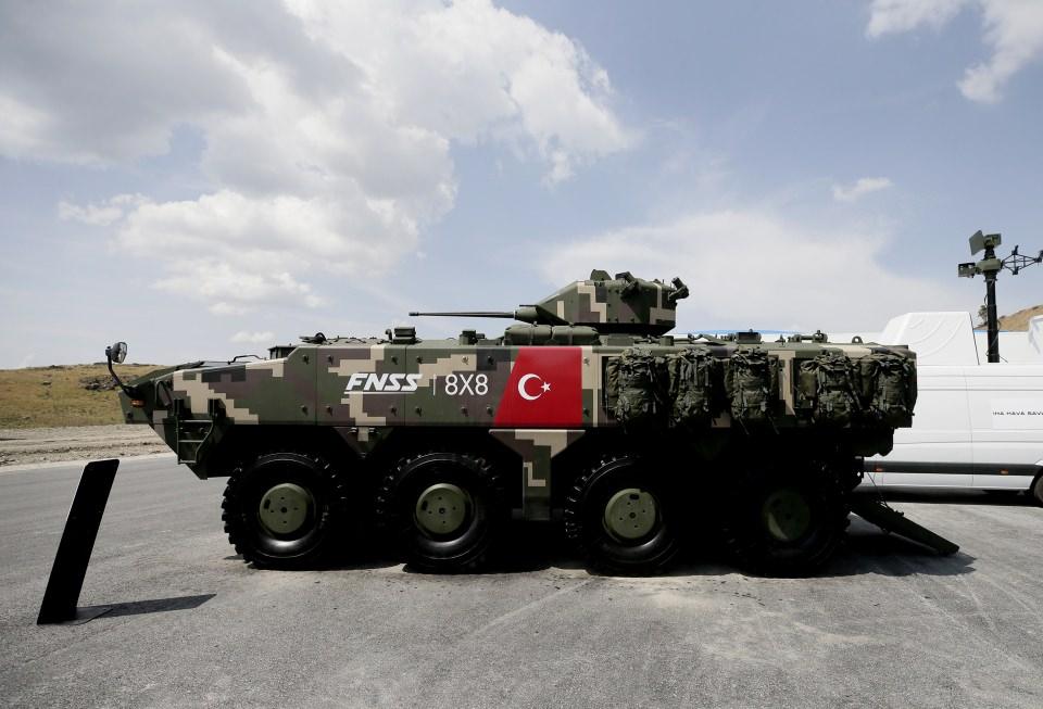 <p>FNSS, 2000’li yılların başında, 6x6 ve 8x8 araçlardan oluşan yeni nesil taktik tekerlekli zırhlı araç ailesi geliştirdi ve PARS adını verdi. En modern teknolojiler uygulanan PARS, maliyet ve lojistik destek avantajlarıyla ilgi gördü. </p>
<p> </p>