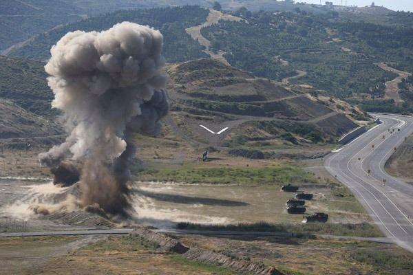 <p>Orgeneral Akar, kapanış konuşmasında Ege ve Akdeniz'in tarihi açıdan 'mavi vatan' özelliğine vurguda bulunarak, "Tüm denizlerimizde ülkemizin ve milletimizin uluslararası hukuk ve anlaşmalardan kaynaklanan hak ve menfaatlerini koruma azim ve kararlılığında olan Türk Silahlı Kuvvetleri, bir oldu bittiye asla müsade etmeyecektir" dedi.</p>
