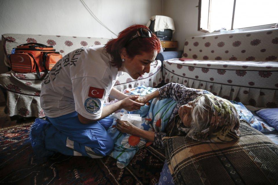 <p>Zor durumlarla da karşılaştıklarını vurgulayan hemşire Yıldız, hastaların, devletin evde sağlık hizmeti uygulamasından çok memnun olduğunu söyledi.</p>
<p> </p>