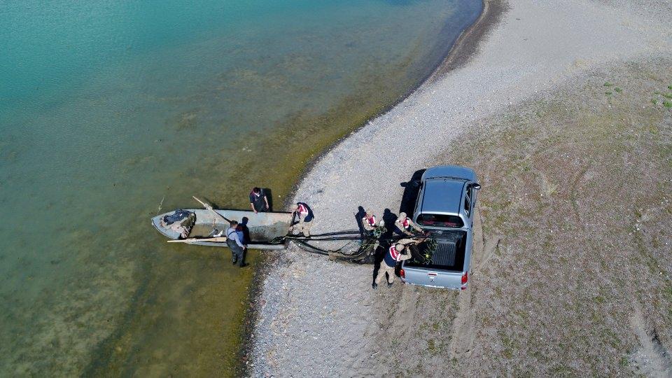 <p>Jandarma ekipleri, Van Gölü'nde yaşayan ve 15 Nisan-15 Temmuz tarihlerinde avlanması yasaklanan inci kefalinin neslinin korunabilmesi için göç yolunda gece gündüz nöbet tutuyor.</p>
