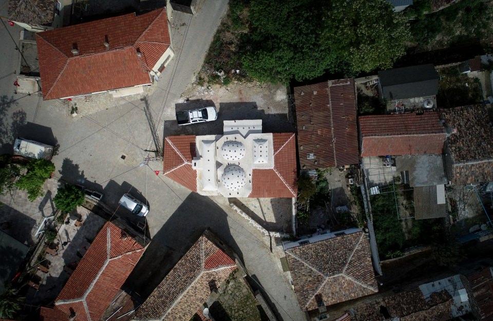 <p>Kubbe ve dış cephesindeki yenileme işlemleri bitirilen tarihi yapı, iç bölümlerindeki eksikliklerin tamamlanmasının ardından bölgeye gelen vatandaşların ziyaretine açılacak. </p>

<p> </p>
