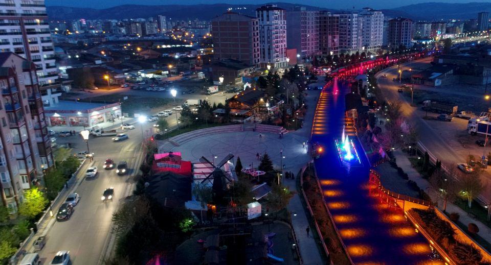 <p>Yenişehir kısmında mülkiyet sorunlarını çözerek, final bölümünü 250 dönümlük bir şehir parkı içerisinde tamamlayacağız. Bugün bakıldığında gerçekten insanların nefes aldığı, muhteşem manzarasıyla eşiyle, dostuyla dinlendiği, çayını, kahvesini içtiği ve yemeğini yiyebildiği, sosyal aktiviteleri yaşadığı güzel bir mekana dönüştü." </p>
