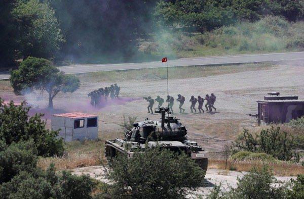 <p>Savaş gemileri, helikopterler, tanklar, botlar ve gerçek mermilerin sahne aldığı tatbikatın jenerik senaryosu şöyleydi:</p>
