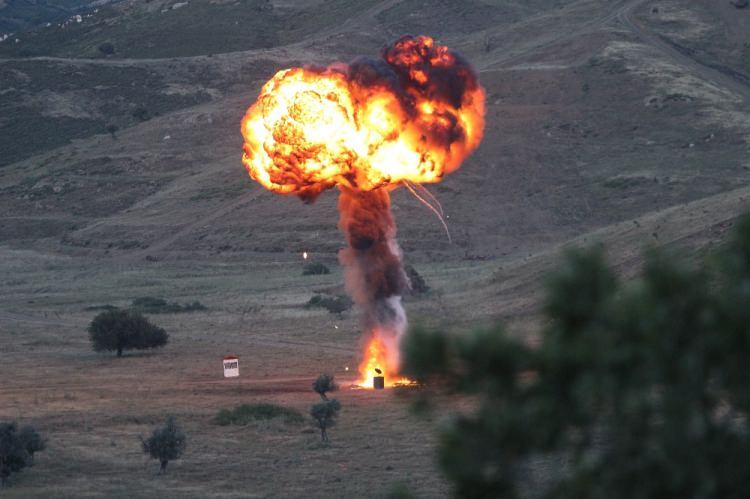 <p>Planlı hedefler, gerçek mühimmat kullanılarak, hava kuvvetleri uçakları, taarruz helikopterleri, tanksavar silahları ve diğer kara ve deniz ateş destek vasıtaları ile tam isabetle imha edildi. </p>