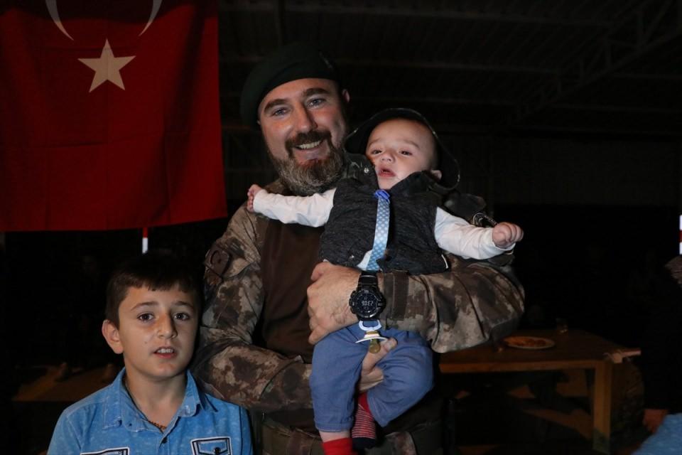 <p>Konvoy eşliğinde Özel Harekat Şubesi'ne gelen ekibi, Bursa Valisi İzzettin Küçük, Bursa İl Emniyet Müdürü Osman Ak, İl Jandarma Komutanı Ahmet Hacıoğlu, Emniyet Müdür Yardımcıları ve yakınları karşıladı.</p>
<p> </p>