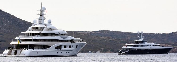 <p>Ukraynalı iş adamı Aleksander Yaroslavsky'a ait olduğu belirtilen 60 metre uzunluğunda, 11 metre genişliğindeki 2011 yapımı "Kaiser" isimli mega yat, Bodrum koylarını dolaştıktan sonra, Yalıkavak Mahallesi açıklarına demirledi. </p>
