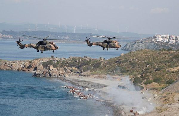 <p>Çıkarma yapan denizcilere helikopterler de havadan destek verdi.</p>