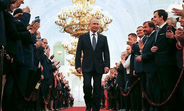 <p>Mart ayında 8 adayın katıldığı seçimde oyların yüzde 76'sını alarak, dördüncü dönemini yaşayacak olan Rusya Devlet Başkanı Vladimir Putin bugün yemin etti.</p>

<p> </p>
