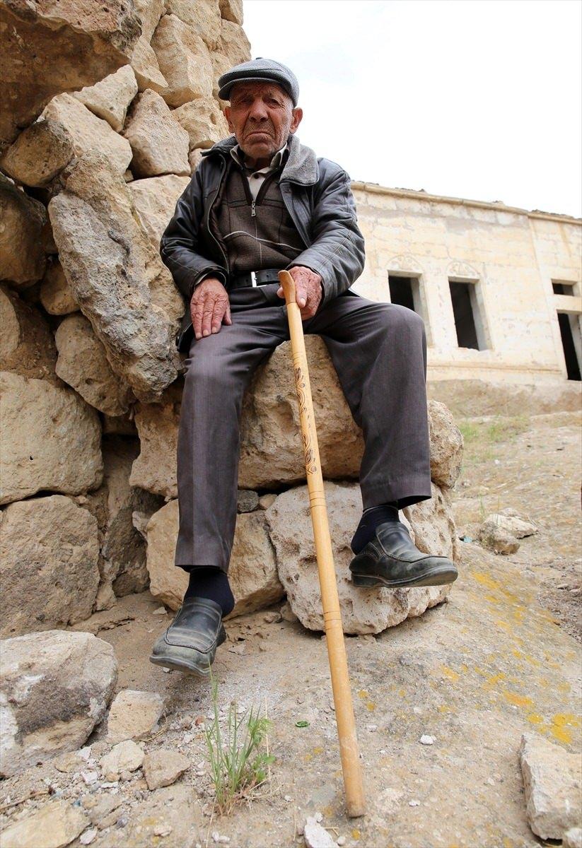 <p>Anne Fatma Varol’un üç yıl önce yaşamını yitirmesi, evin bir oğlunun da iş için göç etmesiyle köyün tek sahipleri haline gelen baba Sami Varol (85) ve oğlu İsmail Varol (46) yaşamlarını birlikte devam ettiriyor.</p>
<p> </p>