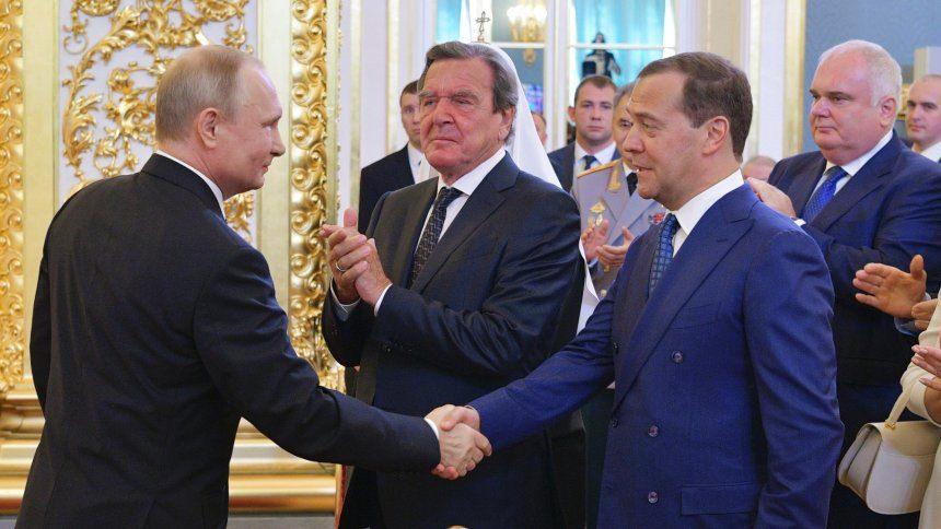 <p><strong>MEDVEDEV TEKRAR BAŞBAKAN ADAYI OLDU</strong></p>

<p>Yeni dönem devlet başkanlığına yemin ederek başlayan Rus lider Vladimir Putin, görevdeki başbakan Dmitriy Medvedev'i yeniden başbakan adayı olarak gösterdi.</p>
