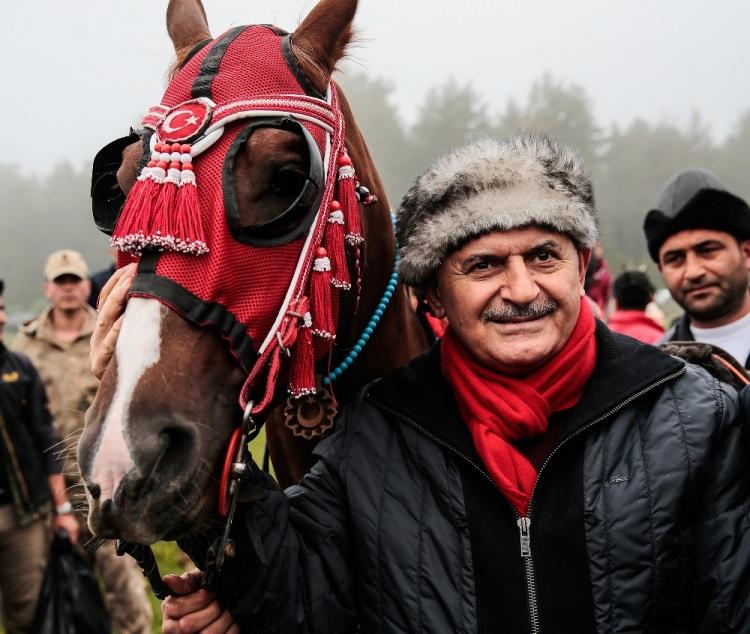 <p>Yıldırım ayrıca oğlu Bülent Yıldırım’ın kullandığı araçla parkurda tur attı. Gençlik ve Spor Bakanı Osman Aşkın Bak’ın da arka koltukta yerini aldığı sürüş sırasında araç oluşturulan engeli aşarken dört tekeri yerden kesildi. <br />
 </p>
