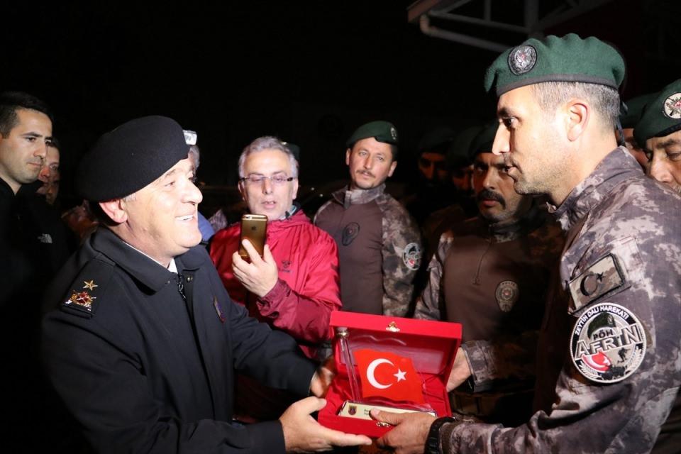 <p><strong>22 POLİS 68 GÜN SONRA DÖNDÜ</strong><br />
Zeytin Dalı Harekatı kapsamında Afrin'de başarıyla görev yaptıktan sonra geri dönen Bursa İl Emniyet Müdürlüğü Polis Özel Harekat ekibi, kesilen kurban, dualar ve sevinç gözyaşları ile karşılandı.</p>