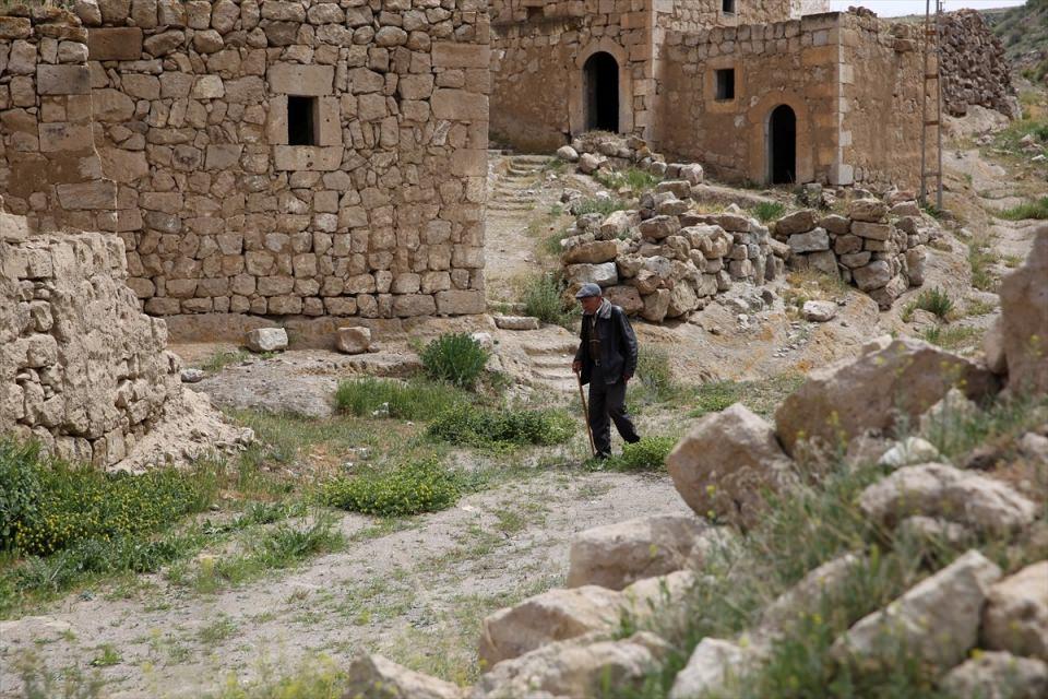 <p>Kimi zaman köyün terk edilmiş sokaklarını hasret türküleriyle yankılandıran baba Sami Varol, AA muhabirine, köyün çok eski tarihlerden beri yerleşim yeri olarak kullanıldığını, çevrede patates üretimine ilginin artmasıyla insanların tarım yapmak için zamanla buradan ayrıldığını anlattı.</p>
<p> </p>