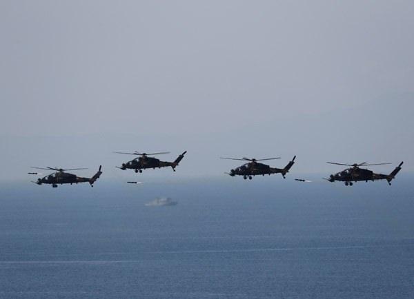 <p>Tatbikatın sonunda katılan her ülkenin komandoları, kendi ülkelerinin bayraklarıyla havadan paraşüt atlayışı yaptı. Tatbikat, Türk Yıldızları'nın görkemli gösterisi ile sona erdi.</p>