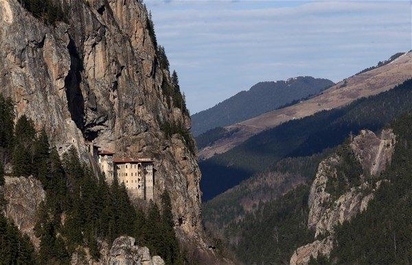 <p>Muhtemelen Sümela’nın güvenliği ile birlikte yakınından geçmekte olan yolun gözetlemesinde de kullanılan bu küçük şapel, bir şahin yuvası niteliğindedir ve Kapadokya’daki yamaçlara kurulmuş küçük kiliseleri andırmaktadır” şeklinde konuştu. </p>

<p> </p>
