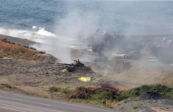 <p>Tank çıkarma gemisi Bayraktar, Büyükada forveti, SİHA ve ATAK helikopterleri ise şov yaptı.</p>