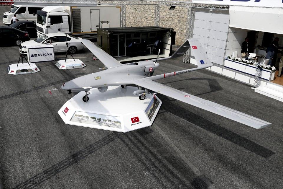 <p><strong>Teslimatlara tam gaz devam</strong></p>

<p>Haluk Bayraktar, Bayraktar TB2'nin şu an itibarıyla 47 bin 500 saatin üzerinde uçuş gerçekleştirdiğini söyledi.</p>

<p>Bayraktar TB2'nin bu yılki teslimatlarına ilişkin de açıklamalarda bulunan Bayraktar, "Bu ay içerisinde jandarmaya 6 adet teslimat yapacağız. 2018 içerisinde 30 adet daha SİHA sistemini teslim etmeyi hedefliyoruz. Jandarma, deniz ve kara kuvvetleri şeklide bir sıralamayla teslimatlar gerçekleşecek." dedi.</p>
