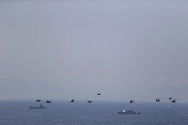 <p>ABD, tatbikatta özel kuvvet unsurlarının yanı sıra nakliye helikopterleri ile katılırken, Suudi Arabistan ise F-15 savaş uçakları ile tek jet gönderen yabancı ülke oldu.</p>

<p> </p>
