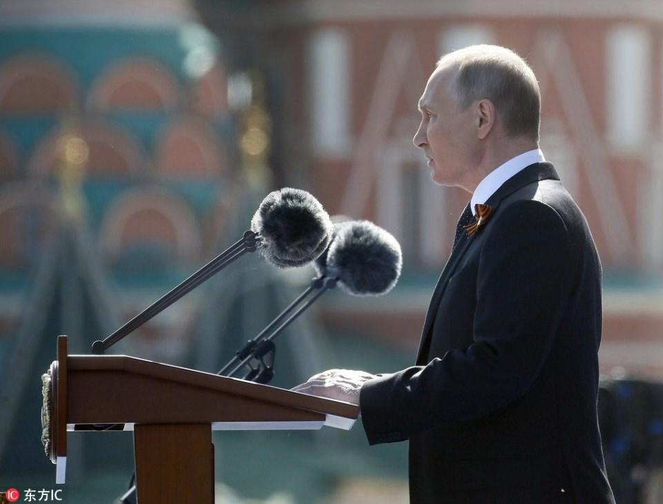 <p>Törende konuşan Rusya Devlet Başkanı Vladimir Putin, "Savaş, hayatın gücünü ölçen bir şey. Savaş tehdidinin ciddiyetinin, barışın ise ne kadar kırılgan olduğunun farkındayız" dedi.</p>

<p> </p>
