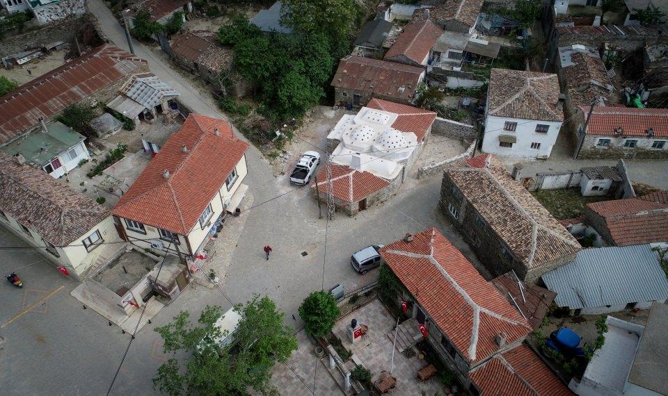 <p>Tarihin en kanlı muharebelerinden Çanakkale Savaşları'na sahne olan tarihi Gelibolu Yarımadası'ndaki Büyük Anafarta köyünde 103 yıl önce Türk askerinin kullandığı, zamanla atıl hale gelen hamam, Çanakkale Savaşları Gelibolu Tarihi Alan Başkanlığının geçen yıl başlattığı restorasyon çalışmalarıyla yeniden ayağa kaldırılıyor.</p>
