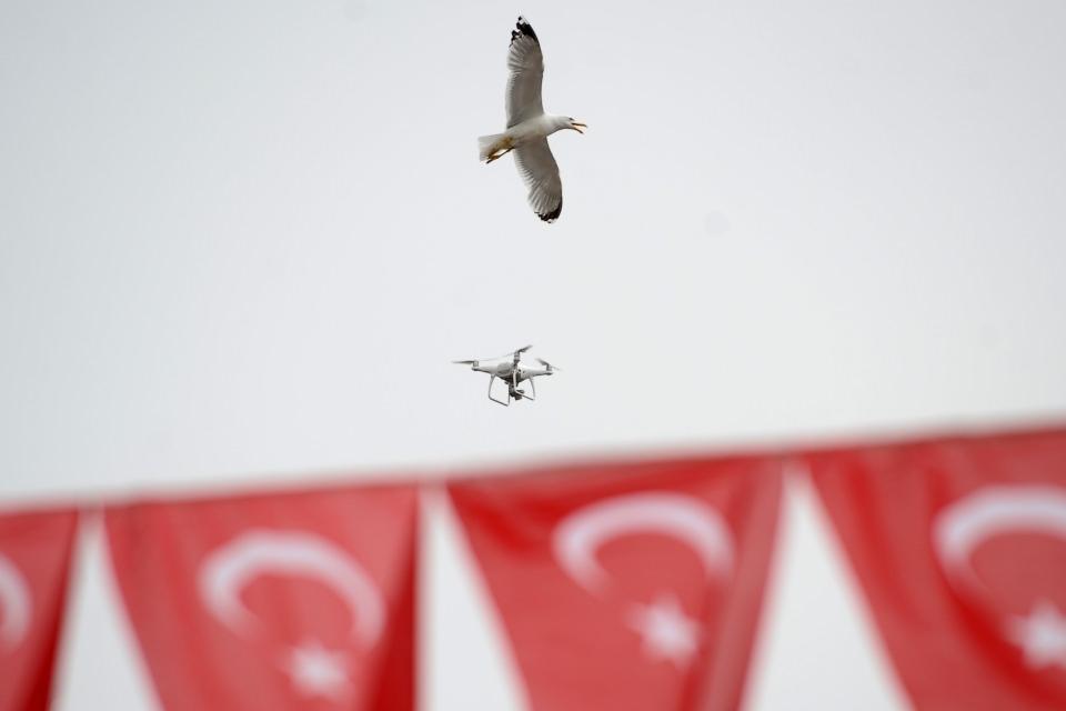 <p>Bursa’nın Gemlik ilçesinde bir etkinliği görüntülemek için uçurulan drone (uçangöz) martıların dikkatini çekti. </p>
<p> </p>