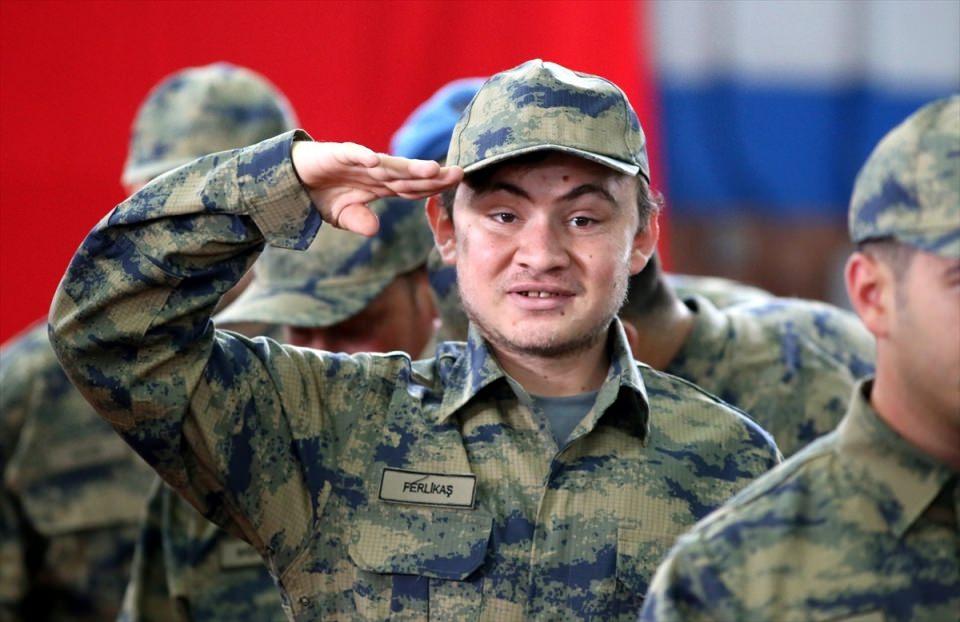 <p>Eskişehir'de 35 engelli, "bir günlük temsili askerlik" uygulaması kapsamında yemin etti.</p>

<p> </p>

