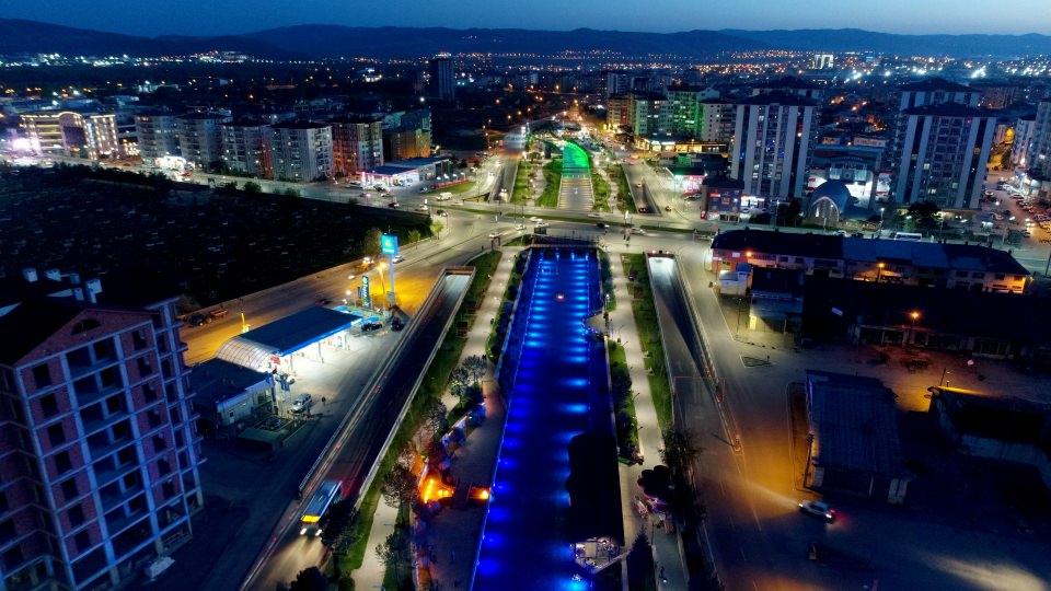 <p>Yeni ışıklandırmaları yaptık, proje zaman geçtikte üzerinde bir takım yeniliklere de ihtiyaç duyuyor. Biz de o kapsamda bu sene yeni bir ışıklandırma yaparak ayrı bir farkındalık katmak istedik. Bu da kamuoyundan çok olumlu tepkiler aldı." diye konuştu. </p>
