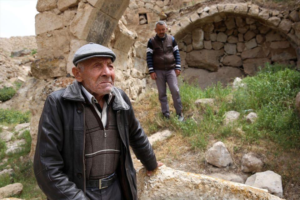 <p><strong>Gönüllü bekçilik yapıyorlar</strong></p>
<p>Köyde bulunan tarihi ve kültürel yapılara define avcılarının zarar vermemesi için gönüllü bekçilik yaparak sık sık sokakları ve geçitleri kontrol ettiğine dikkati çeken Varol, en büyük arzularının yeraltı yerleşim alanları, kayadan oyma kilise ve sığınakların turizme açılması olduğunu belirtti.</p>
