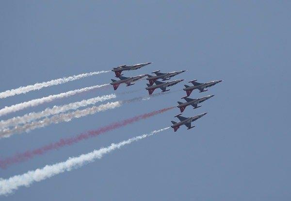 <p>Tatbikatın sonunda katılan her ülkenin komandoları, kendi ülkelerinin bayraklarıyla havadan paraşüt atlayışı yaptı. Tatbikat, Türk Yıldızları'nın görkemli gösterisi ile sona erdi.</p>