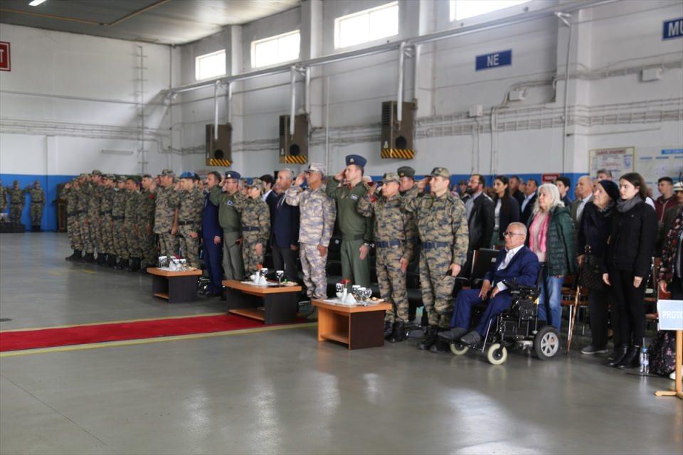 <p>Eskişehir'de 35 engelli, "bir günlük temsili askerlik" uygulaması kapsamında yemin etti. Engelliler için 1. Ana Jet Üs Komutanlığında düzenlenen törende, saygı duruşunda bulunulmasının ardından İstiklal Marşı okundu. Daha sonra Eskişehir ve Bilecik'ten gelen 35 engellinin yemin töreni gerçekleştirildi.</p>
