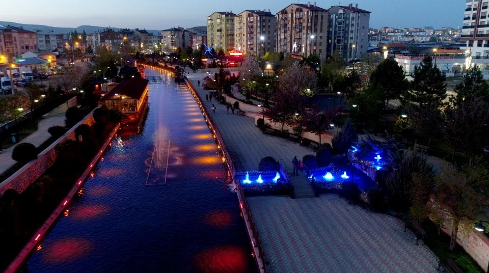 <p>Ağaçlandırmasını yaptık, güzel bir görüntü ortaya çıktı. Dere ıslahları konusunda örnek gösterilen çalışmalardan birisi oldu. Burası 4,5 kilometre uzunluğunda bir hat. </p>
