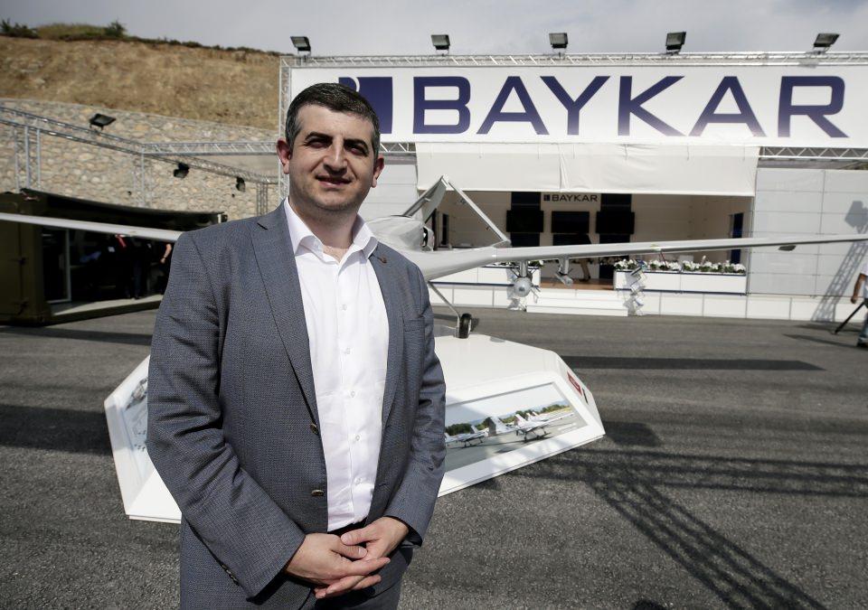 <p><strong> İHA görüntüleri sahaya ulaşacak</strong></p>

<p>Bayraktar TB2 SİHA'nın son olarak Zeytin Dalı Harekatı'nda çok yoğun görev yaptığını dile getiren Bayraktar, şunları kaydetti:</p>

<p>"Zorlu hava koşullarında, bulut, fırtına gibi şartlarda iniş-kalkış, yakın irtifalarda görev yapma gibi çok riskli durumlarda başarıyla görev yapan bu sistemi milli olarak geliştiriyor olmamız, onlarca mühendisimizin bizzat sahada değişen koşullara yönelik yazılım ve elektronik güncellemeleri yapması çok büyük bir avantaj. Bu, silahlı kuvvetlerimize çarpan etkisi oluşturdu.</p>
