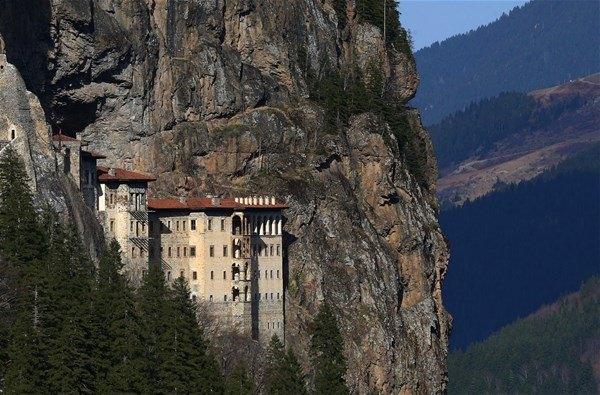 <p>Gözetleme şapelinin ibadet yeri olarakta hizmet verdiğini dile getiren Köse, “Çam ve defne ağaçlarının arasında saklanmış olmasına rağmen bu şapel de maalesef anıları ile birlikte definecilerin hışmına uğramaktan kurtulamamıştır. Defineciler tarafından tahrip edilen şapelin, beşik tonoz örtüsü ve giriş yönündeki duvarı tamamen yıkılmakla birlikte, apsisindeki İsa figürü boyamasının çok az bir kısmı görülebilir durumdadır."</p>

<p> </p>
