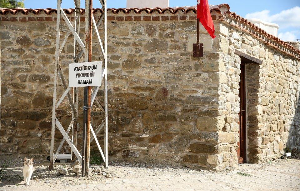 <p>Çanakkale Savaşları Gelibolu Tarihi Alan Başkanı İsmail Kaşdemir, tarihi yarımadayı "dünyanın en büyük açık hava müzesi" haline getirmeyi hedeflediklerini söyledi.</p>

<p> </p>
