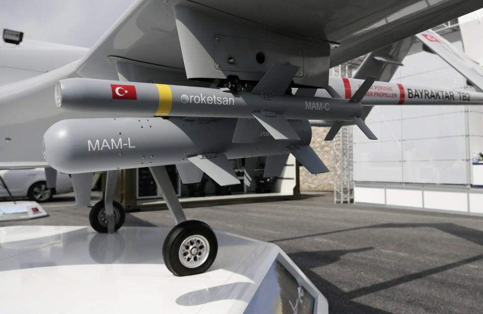 <p>SİHA'ların ilk kez bu tatbikatta fiili görev aldığını ve hedeflere atışlar gerçekleştirdiğini anlatan Bayraktar, önceki Efes tatbikatında ise İHA'ların görüntüleme anlamında roller üstlendiğini dile getirdi.</p>

<p> </p>
