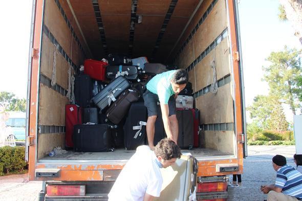 <p>Otellerde yapılacak organizasyonlar için ise Türkiye genelinden takviye elemanlar getirtildi. 400 davetlinin ulaşımı için ise 60 araç kiralandığı öğrenildi.</p>
<p> </p>