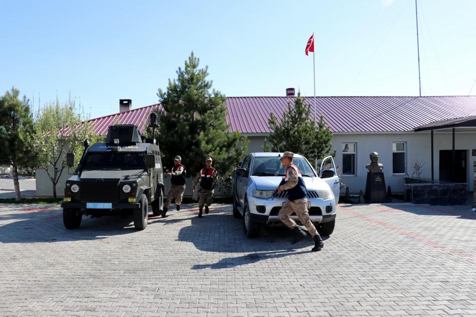 <p>Dünyada sadece Van Gölü'nde yaşayan, üreme döneminde tatlı sulara geçmek için akarsularda akıntıya karşı yüzen ve önüne gelen engelleri adeta uçarak aşmaya çalışan inci kefalinin korunması için güvenlik güçleri yoğun mesai harcıyor. </p>