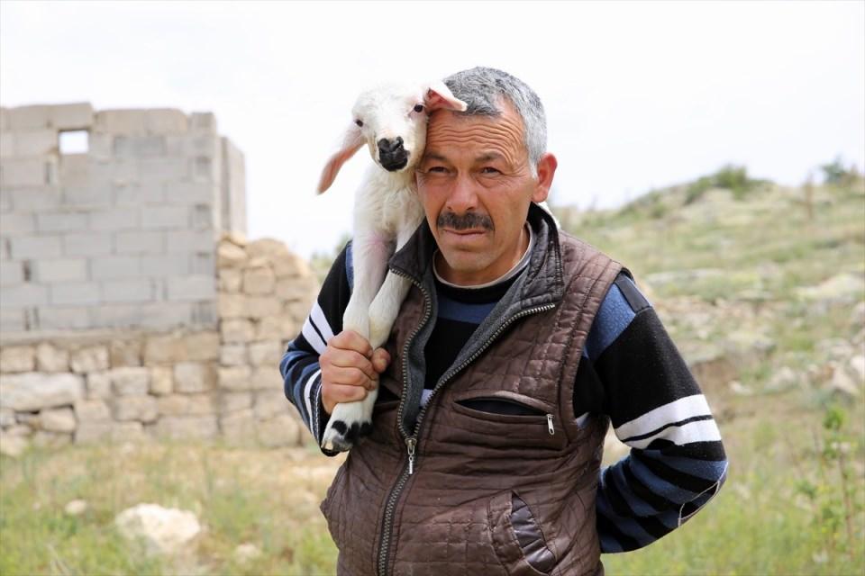 <p>Evlerinin yanındaki arazide yonca ve hububat yetiştirdiğini, sahip olduğu az sayıda küçükbaş hayvanın getirisiyle de geçimini sağladığını dile getiren Varol, ihtiyaçlarını temin etmek için bazı günler motosikletiyle ilçeye gidip alışveriş yaptığını söyledi.</p>
<p> </p>