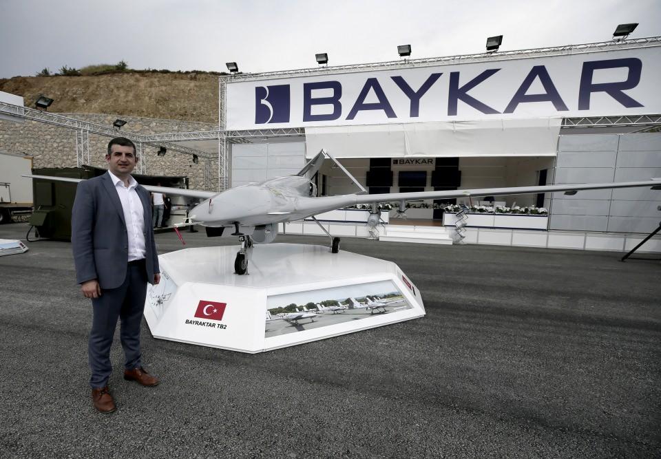 <p>SİHA'ların milli akıllı mühimmat MAM-L ile atışlar gerçekleştirdiği ifade eden Bayraktar, "Burada bir anlamda SİHA teknolojisinde geldiğimiz noktayı da gösteriyoruz. Böylesine önemli, 21 farklı ülkeden uluslararası katılımın olduğu bir tatbikatta SİHA kullanıyoruz ve fiili atış icra ediyoruz. Bu seviyeye gelmiş olmamız gerçekten önemli." diye konuştu.</p>

<p> </p>
