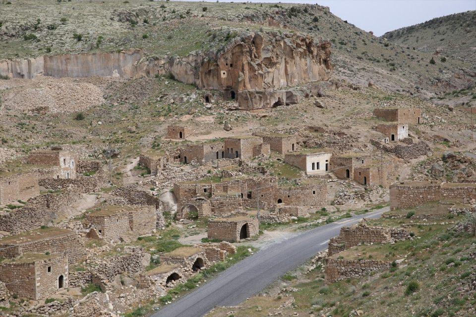 <p>Nevşehir'in Derinkuyu ilçesinde tarım alanının yetersiz olmasından dolayı sakinlerinin terk etmesiyle adeta hayalet kente dönüşen Çekme köyünde hayatını sürdüren baba oğul, hem kısıtlı imkanlarla geçimlerini sağlıyor hem de tarihi alanların bulunduğu köyün gönüllü bekçiliğini yapıyor.</p>